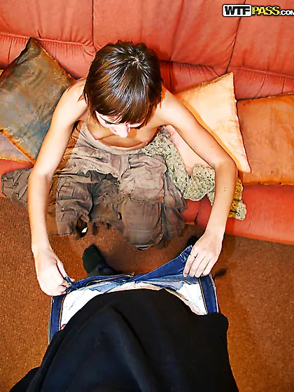 Submissive retro girl puts her lips on that delicious cock