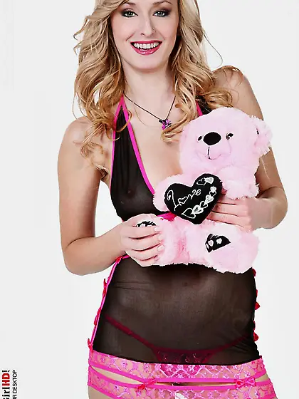 This blonde teaser Cox A likes seducing man with erotic lingerie