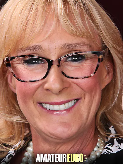 Blonde classic American granny with a hot body masturbates