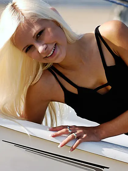 Godlike sailor poses fully naked on a boat