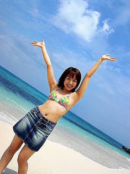 Asian girlie Chikaho Ito is staying on all fours teasing with er