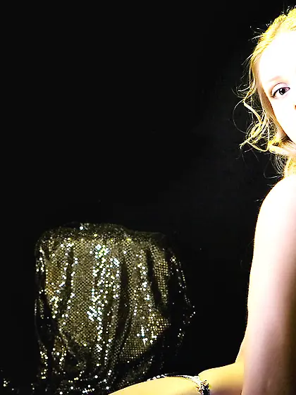 Slim young gal with a shaved pussy and thos natural titties will