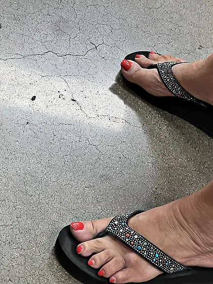 Gilfs feet at supermarket