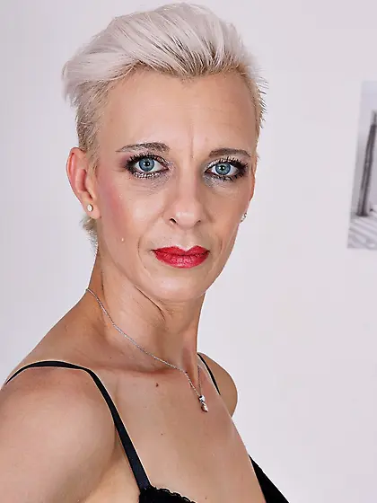 Kinky blonde mature sucks dick