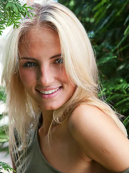 Beautiful skinny blonde cools down her kinky...