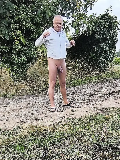 je me balade sans culotte dans la nature