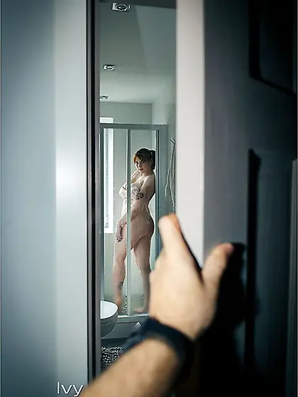 IVY CHUBBY GIRL IN SHOWER AND CREAMED BODY OPEN HER PUSSY