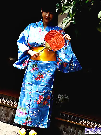 Busty Asian girl Ayami Idols is sliding her hand to the thick bu