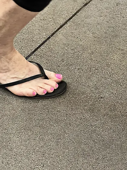 Gilfs feet at supermarket
