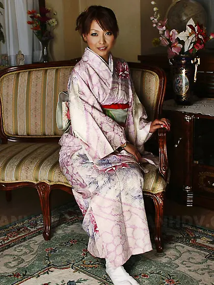 Asian gadget Kaede Moritaka is spreading the hairy nub lips befo