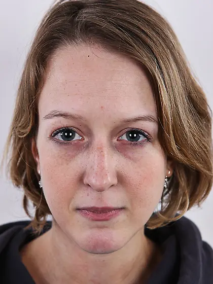 Budding porn model tries trotting out boobs and pussy and she li