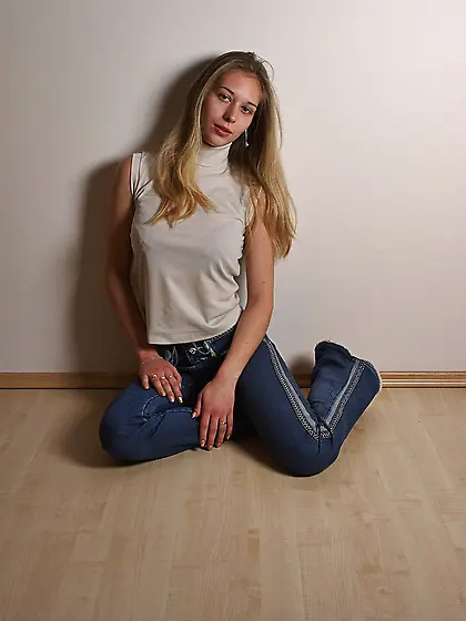 Lucy S takes her sexy purple satin robe off and shows us her fan