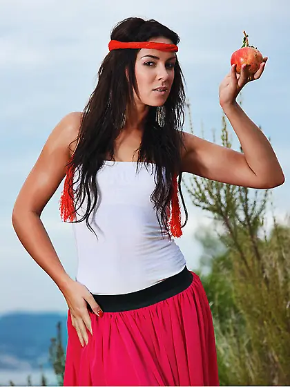 Hot caramel skin girl does outdoor fruit...