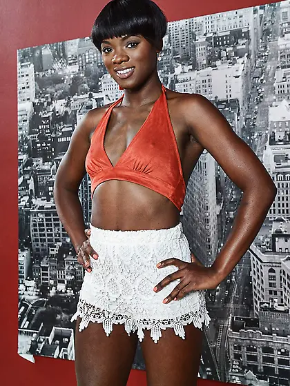 Finger-licking Ebony girl with bob cut spreads pink pussy with f