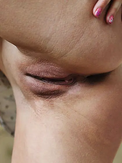 Tan lines beauty captures your attention by spreading her legs V