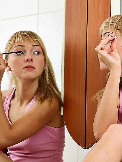 Blondie banging herself after doing her makeup and whatnot