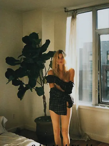 Farah Holt Nude Photos