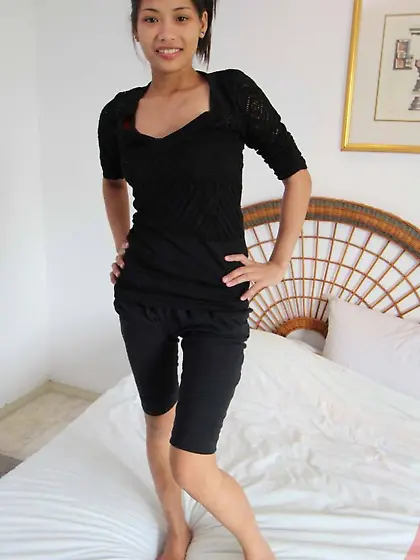 Teen Filipina has experience in seducing clients into hand and b