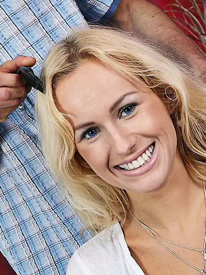 The big titted babe Welli Angel is staying on her knees deepthro