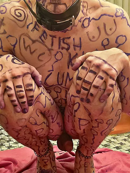 Bodywriting posen in toilet