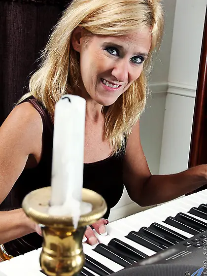 The beautiful blonde milf Skowshi Anilos is getting unreal pleas