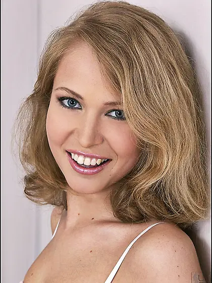 Sassy Wildy gladly showing her smooth body and penetrating her t