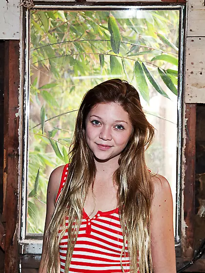 Hot chick jessica flaunting