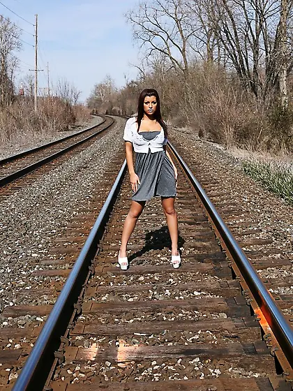 American brunette amateur pussy flash