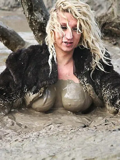 Pelzhure AnjaCawa suhlt sich in Schlamm und Dreck