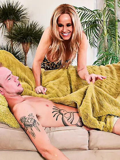 The busty milf in stockings Totally Tabitha pussy licking, cock