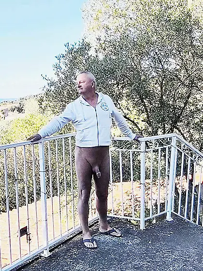Nu sur la terrasse phtographier par un voisin