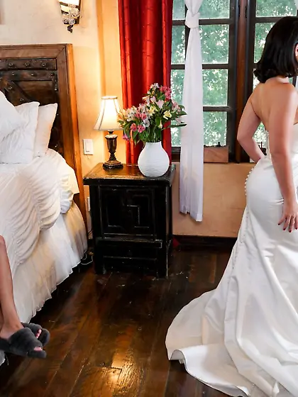 Tanned lesbian chick Sofi Ryan pleases horny latina in bed