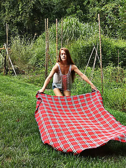 Redhead teen DP'ed herself using some vegetables