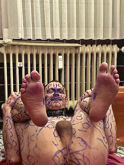 Bodywriting posen in toilet