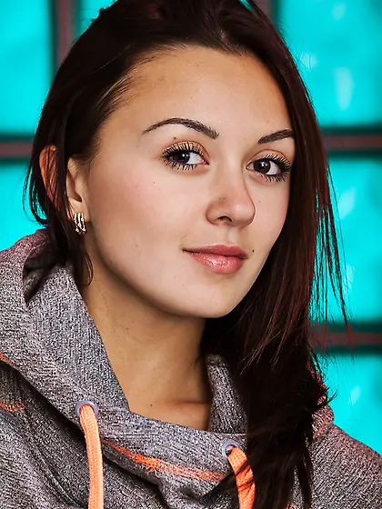 Hoodie-wearing cute-looking brunette finally takes off her panti