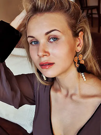 Hot babe with eyes like those makes for an intriguing scene