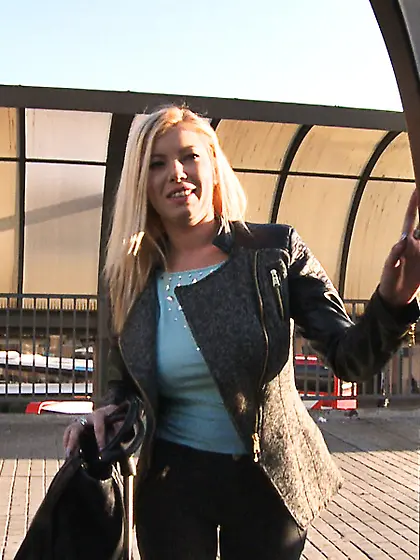 Lusty tourist convinced giving