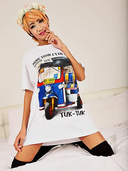 Redhead with flower wreath looks sexy even wearing a long T-shir