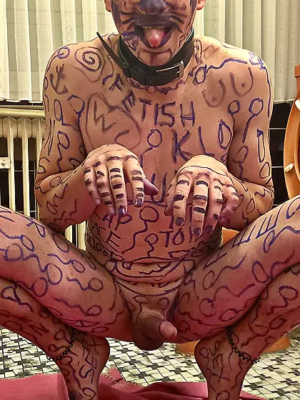 Bodywriting posen in toilet