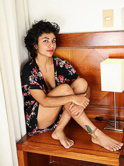 Different diva spreads her hairy legs wide open to expose unshav