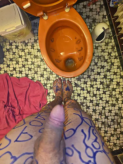 Bodywriting posen in toilet