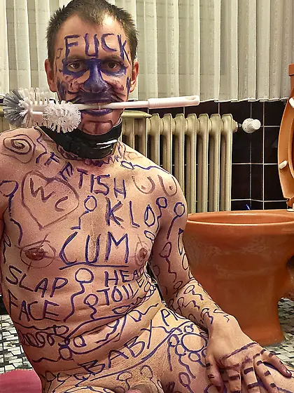 Bodywriting posen in toilet