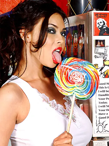 Naked big titted heartbreaker Tera Patrick poses naked with huge