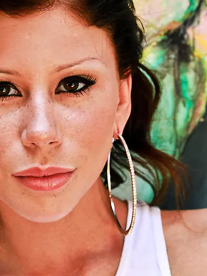 Brunette Brooklyn Lee shows the shaved pussy that invites you to