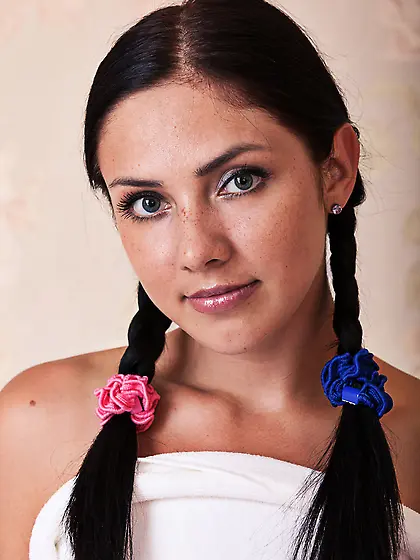 Tanned teen lifts up her legs to expose her delicate flower here