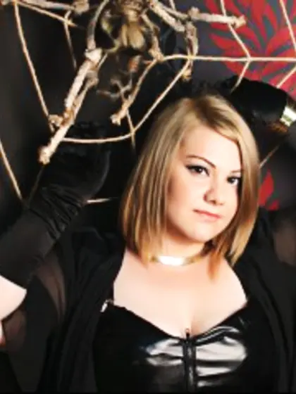 Blonde ladyelvira perform cameltoe