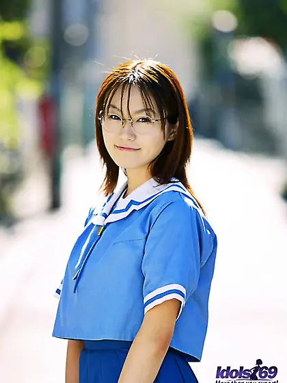 Gorgeous Asian teenager Hayakawa Saki is teasing with the exciti