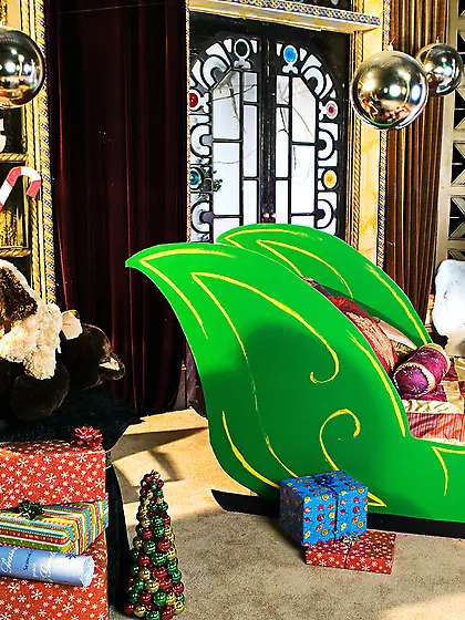 Hot babe Marilyn Scott gets rid of her santa outfit and gets fuc