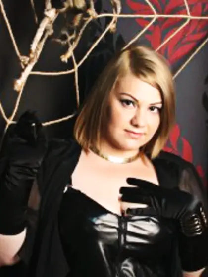 Blonde ladyelvira perform close