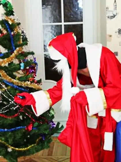 Lovely gal finds man stealing her Christmas presents and gets dr